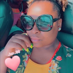 Meet your Posher, Alexis